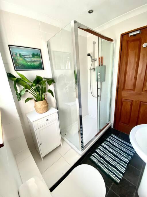 Apartment With Parking, Close To The Raigmore Hospital Inverness Exteriör bild