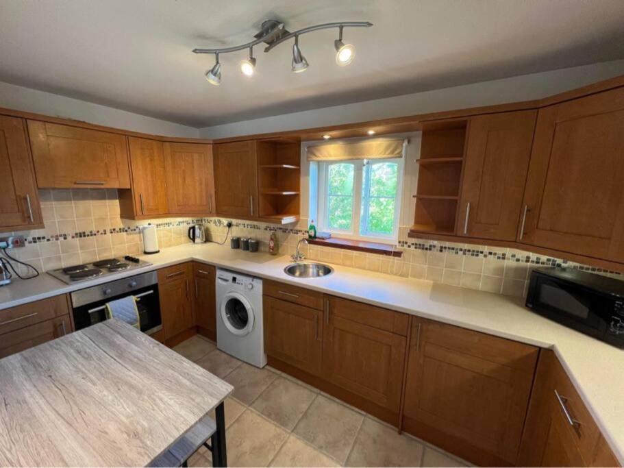 Apartment With Parking, Close To The Raigmore Hospital Inverness Exteriör bild